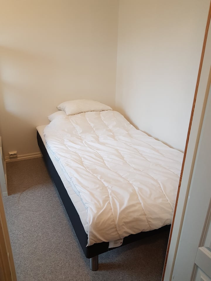 غرفة نوم 2 في الطابق الأول. سرير 120 سم