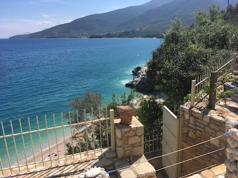 Successful Airbnb property: The Cliff Retreat: Private Beach-Access - Sea View in Δήμος Βόρειας Κυνουρίας