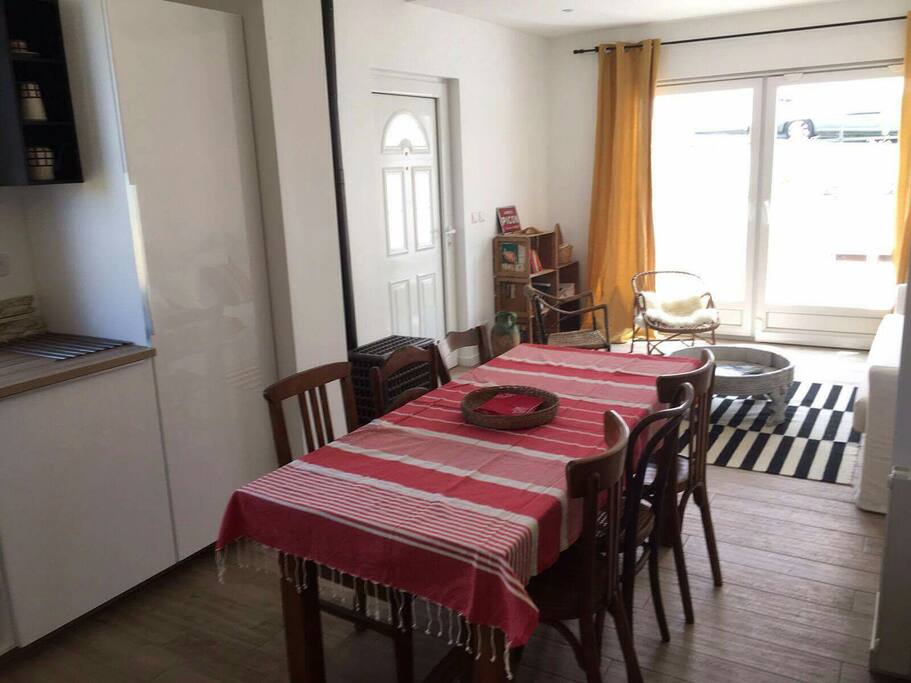 la cuisine et sa grande table commune