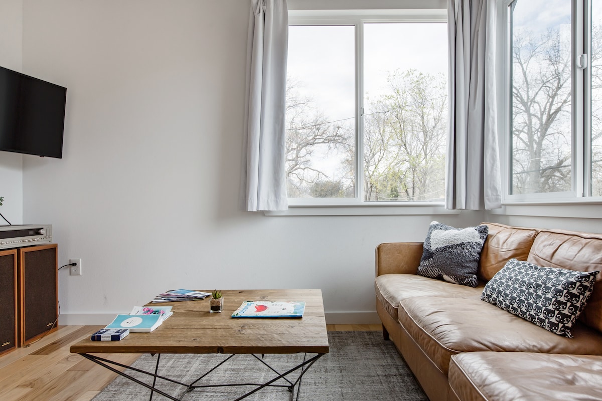 Bright-Lit Loft in the Trees, Minutes to Lake & Restaurants