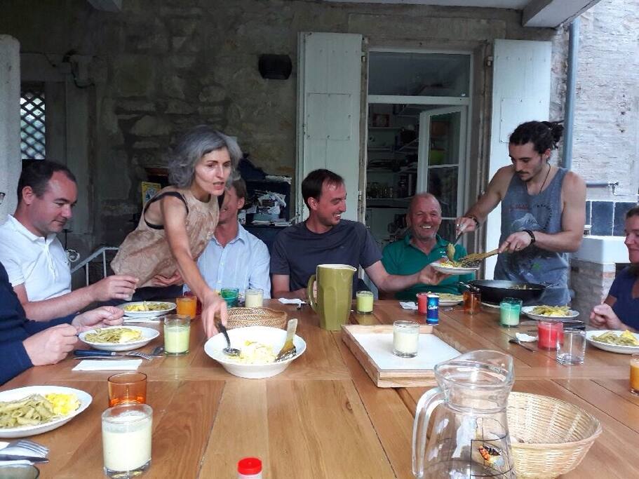 le diner tous ensemble sur la terrasse