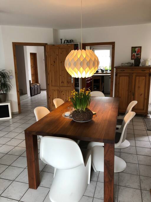 Essbereich im Wohnzimmer // Dining area in living room