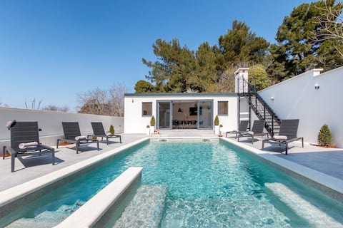 Top performing Airbnb: Luxury apartment with private heated pool "DIN" in Pula