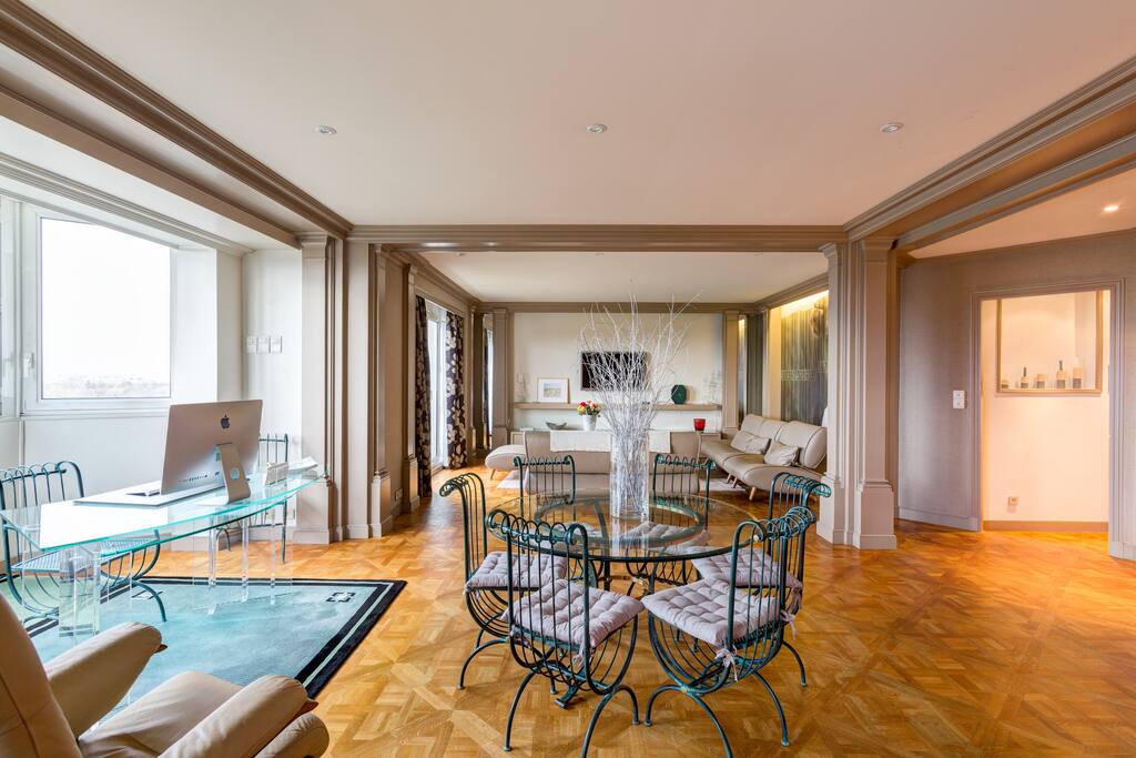Large Living with a Bar, a desk, a dinning and a living-room