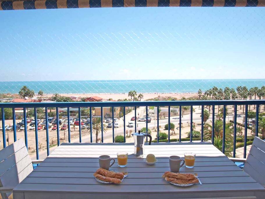 Terraza con vistas a la playa de la Patacona. Mesa para 4 personas. Terrace overlooking beach. Table for 4 people.