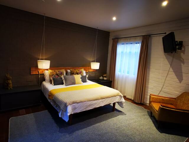 Hygienic and clean, mid cent room in a houseshare.