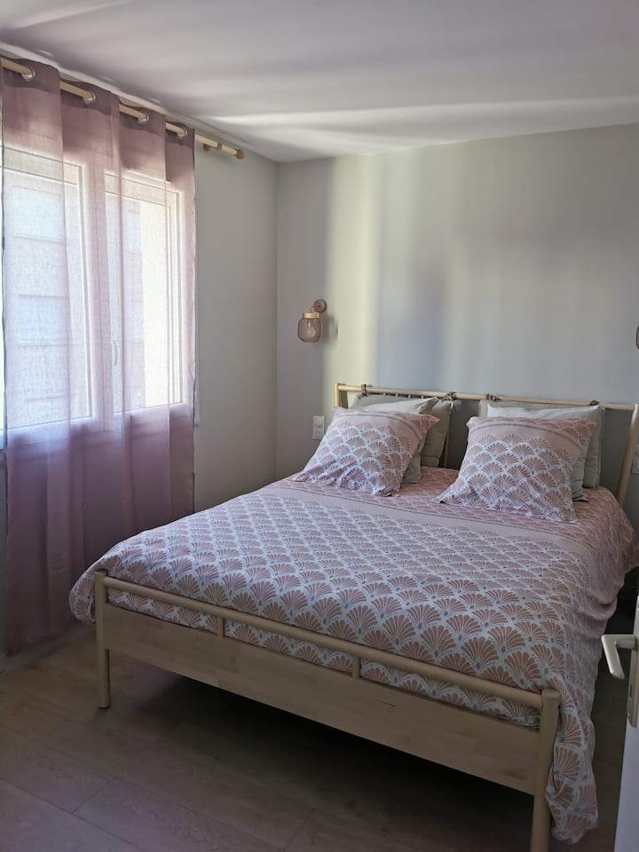 El segundo dormitorio tiene una cama de 160 cm