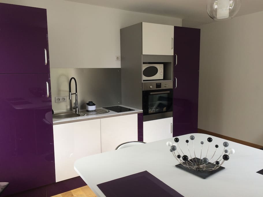 cuisine moderne équipée, neuve.