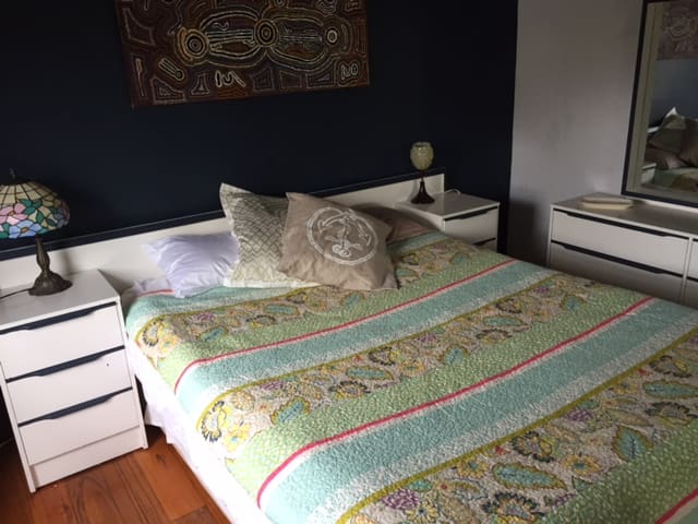 Palm tree cottage: beautiful, large private room