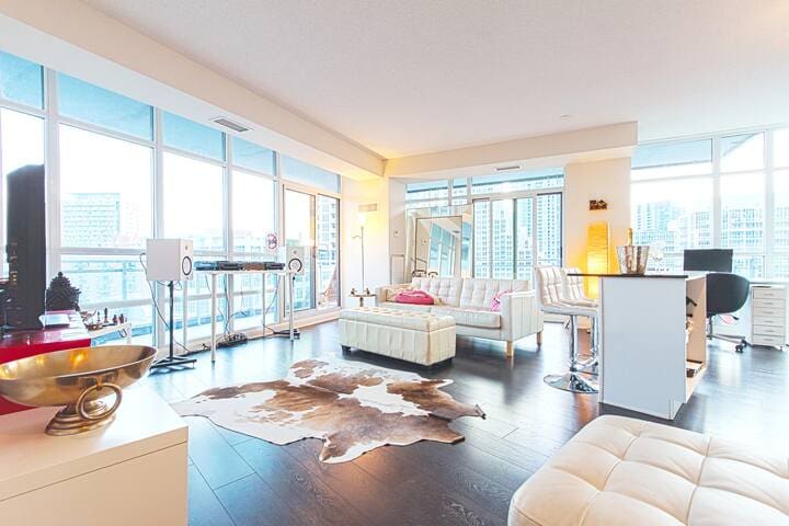 Elegant 2 BD Waterfront Condo Downtown Toronto
