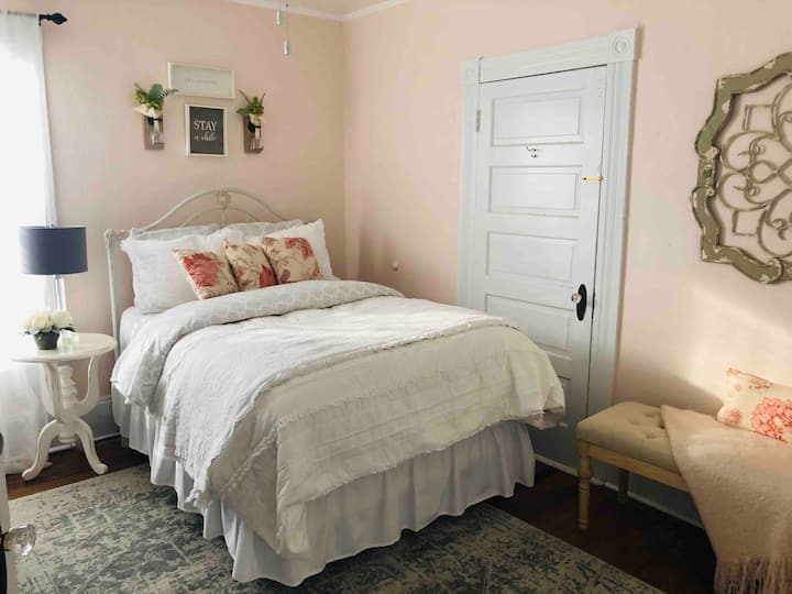 Dormitorio de tamaño completo con TV