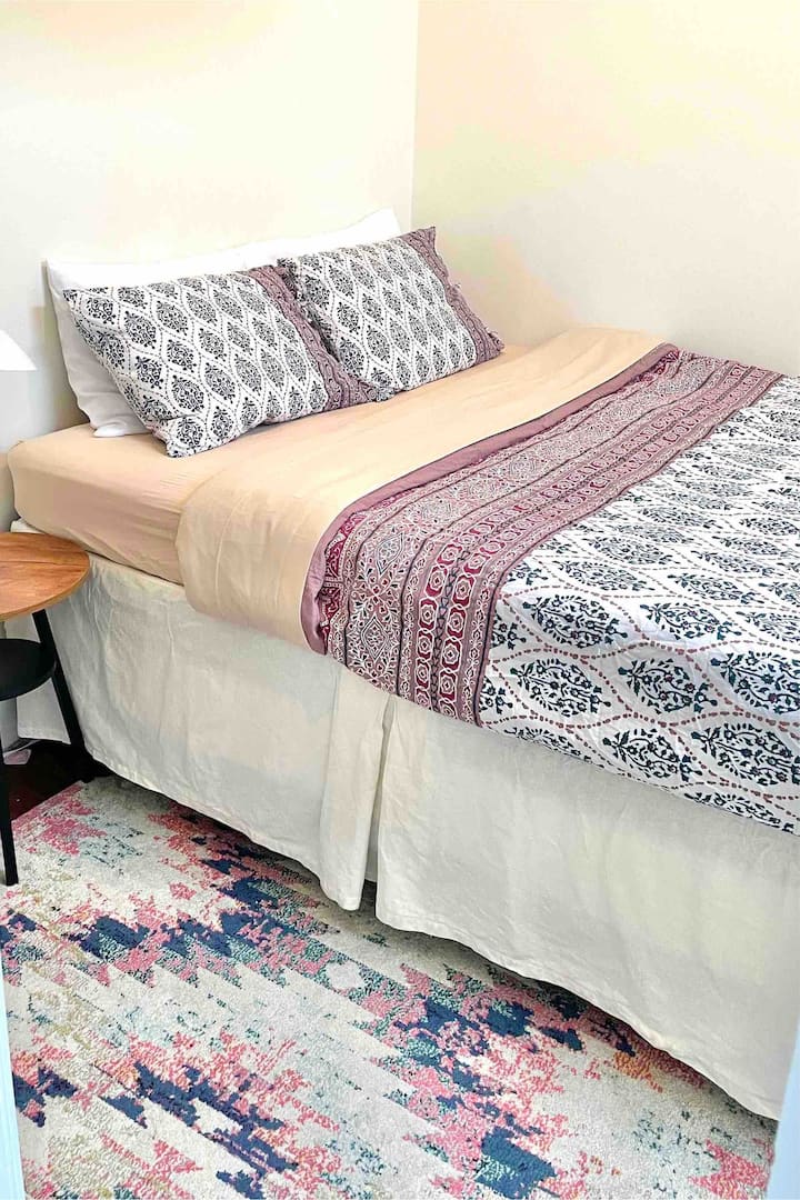 Krevat dopio "queen".  Ki parasysh: Ne e ndryshojmë mbulesën e jorganit pas çdo qëndrimi të vizitorëve, mbulesa e jorganit mund të duket ndryshe nga kjo në fotografi.