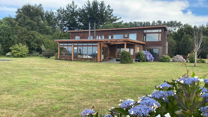 Beautiful house with access to the lake