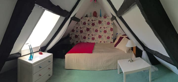 غرفة نوم الغرفة العلوية