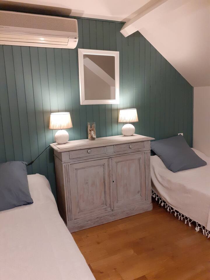 Habitación con dos camas de 90
Armario, armario.