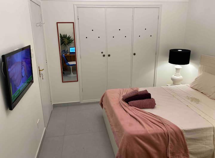 ห้องนอน: ทีวีกระจกและตู้เสื้อผ้าพร้อมลิ้นชักภายใน