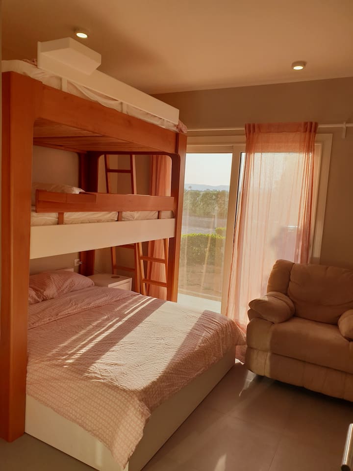 ห้องนอน 2 (เตียงแยก 3 หลัง)