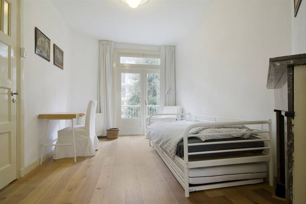 Bedroom (2 single beds, 1 is a pull-out)