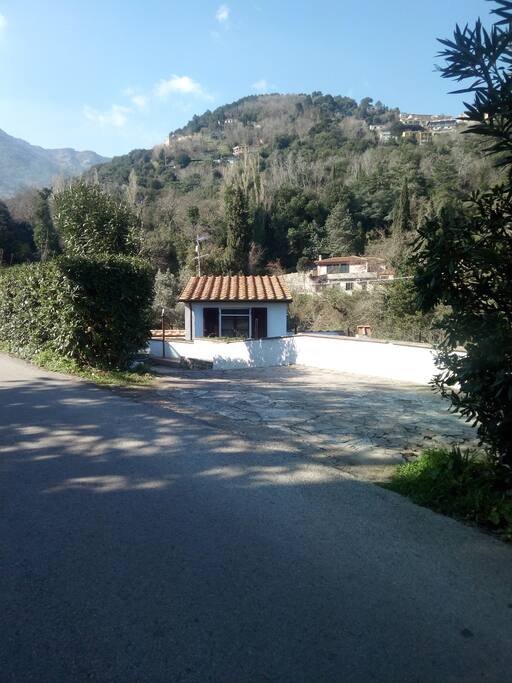 la casa vista dalla strada