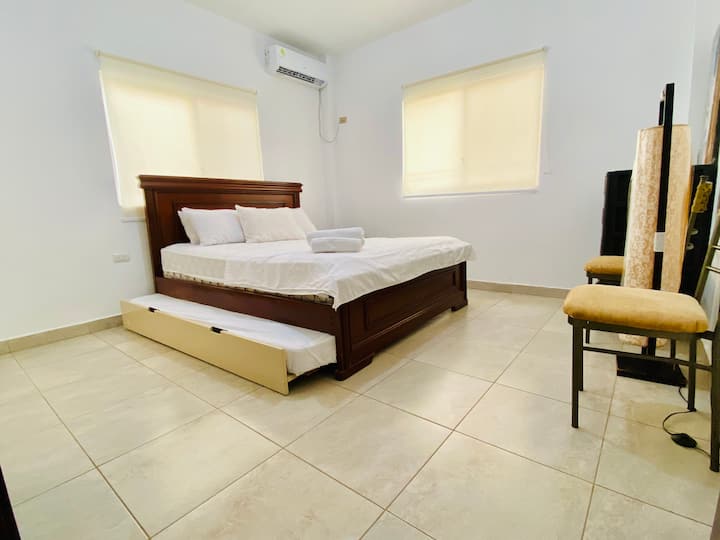 Chumba cha kulala 3
Kitanda kimoja cha upana wa futi 4.5, kitanda kimoja kamili kinalala 1.5
Mgawanyiko wa A/C, droo, mshumaa na taa 