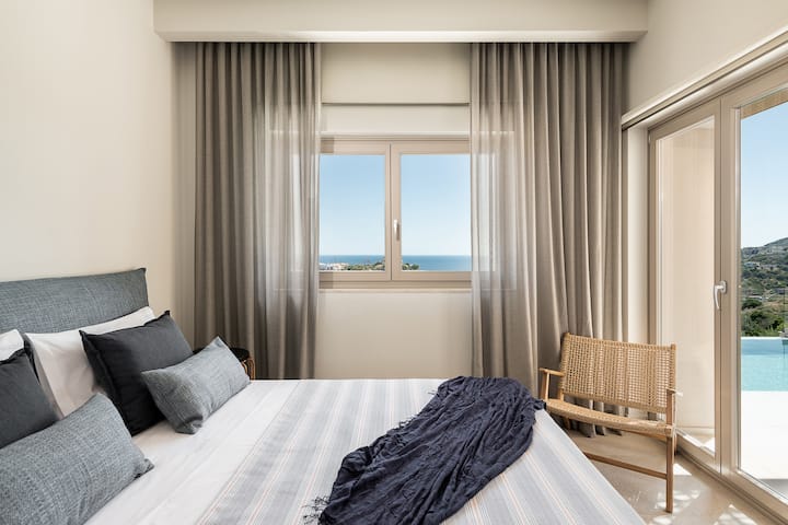 Udoban bračni krevet s prozorom s pogledom na more