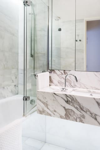 SOPHISTICATED BOUTIQUE APARTMENT gallery image 5