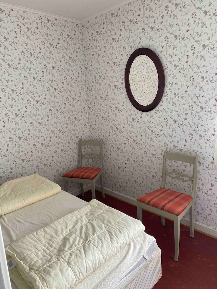 Neu renoviertes Schlafzimmer mit einem Doppelbett. 