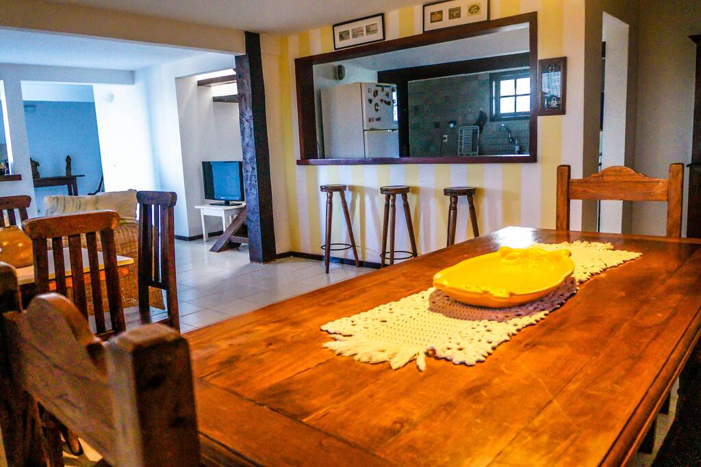 Mesa de jantar com 8 lugares.