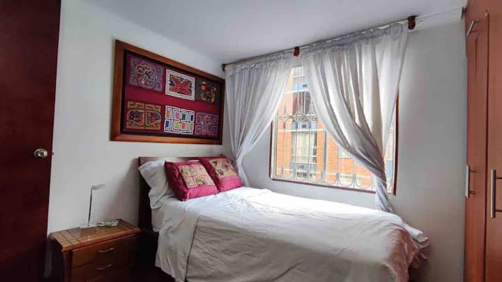 תיהנו מהאור הטבעי ומהנוף לגינה בחדר השינה השני, ארון עץ עם ווים לתליית הבגדים, מנורת שולחן, כריות דקורטיביות וציורים בעבודת יד, שמיכות נוספות, מצעים להחלפה.