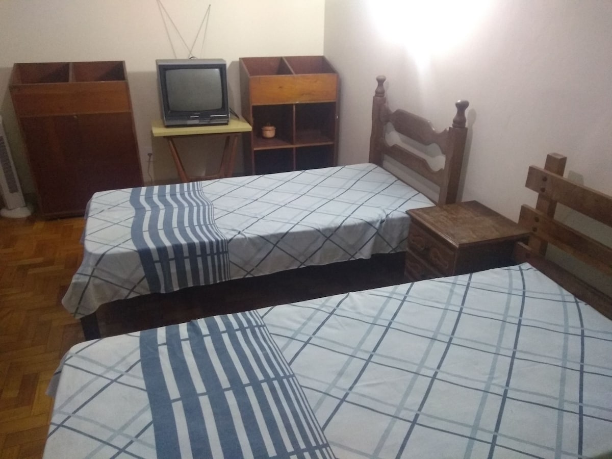 Izba 5 s 2 samostatnými lôžkami a terasou.