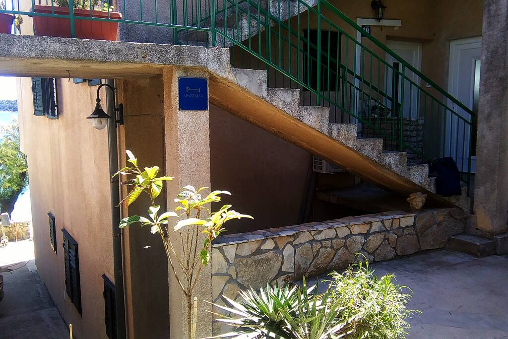 Entrance (first white doors) and distance to the sea.