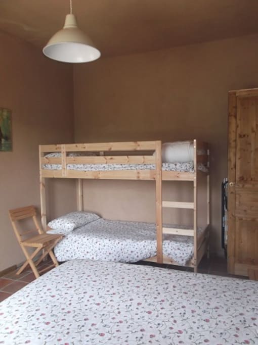 camera da letto con letto matrimoniale e letto a castello