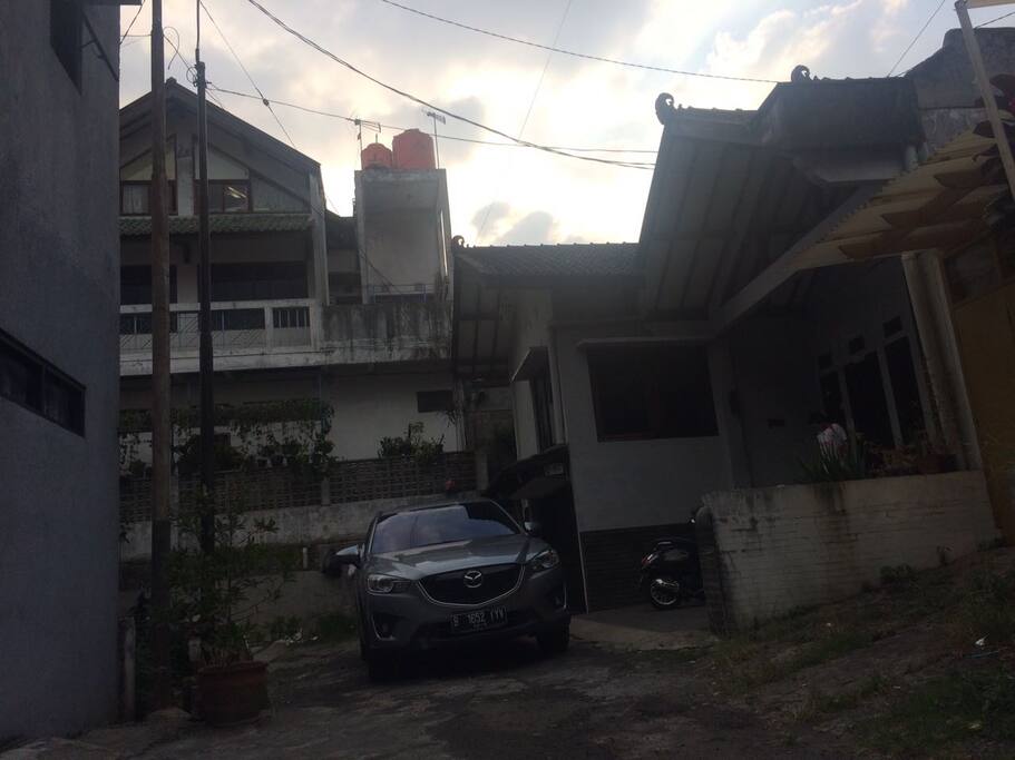 Tempat parkir mobil dan motor di halaman depan