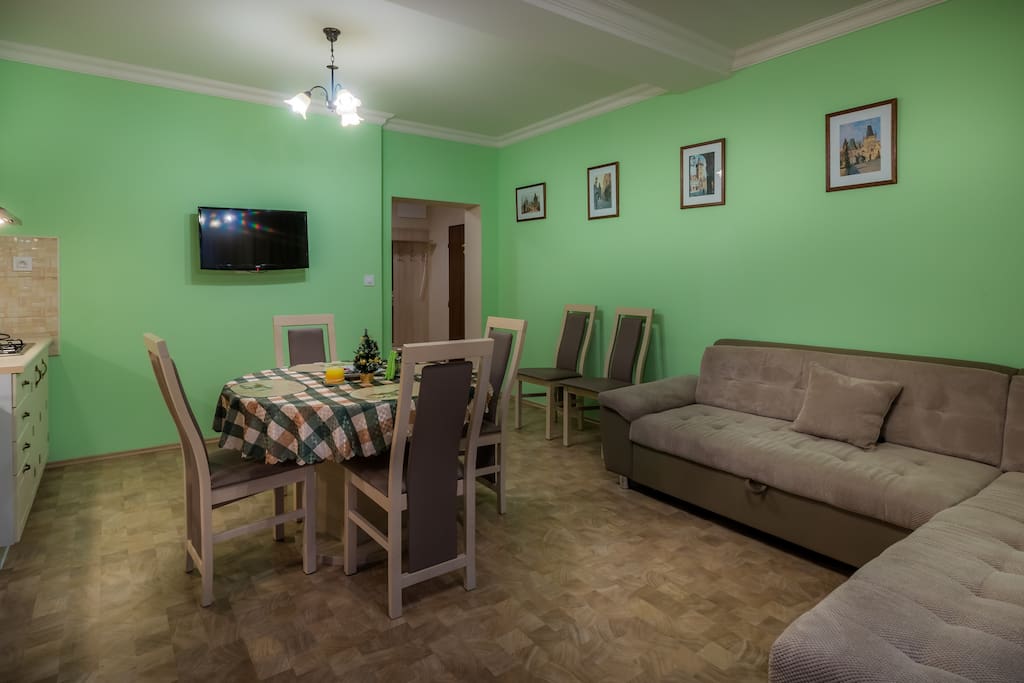 Kitchen and dining area / Кухня и обеденная зона
