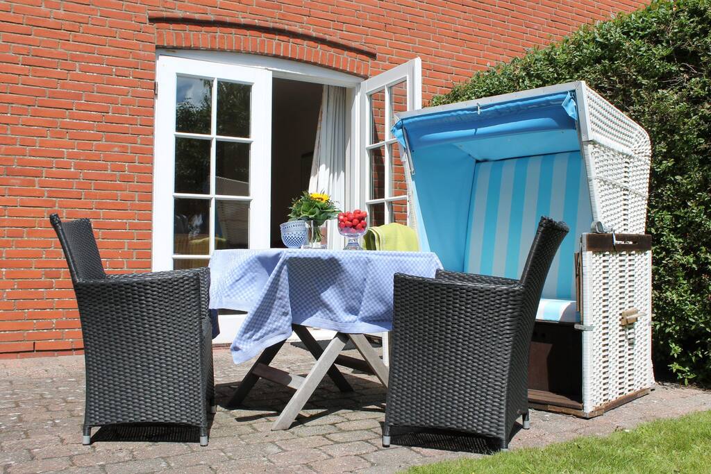 eigene Terrasse mit Strandkorb