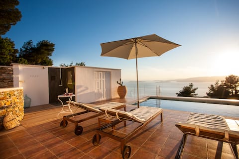 Luxury Villa With Private Pool & Amazing Views!