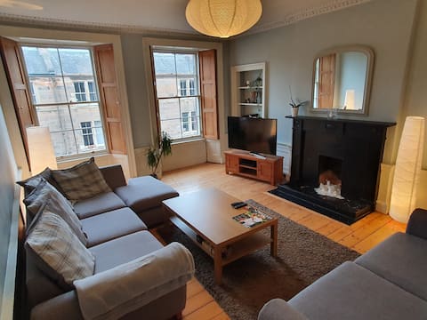 Stunning 2 Bedroom Large Flat in Central Edinburgh