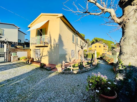 Casa Luna with view over Tuscany Hills and Sea
