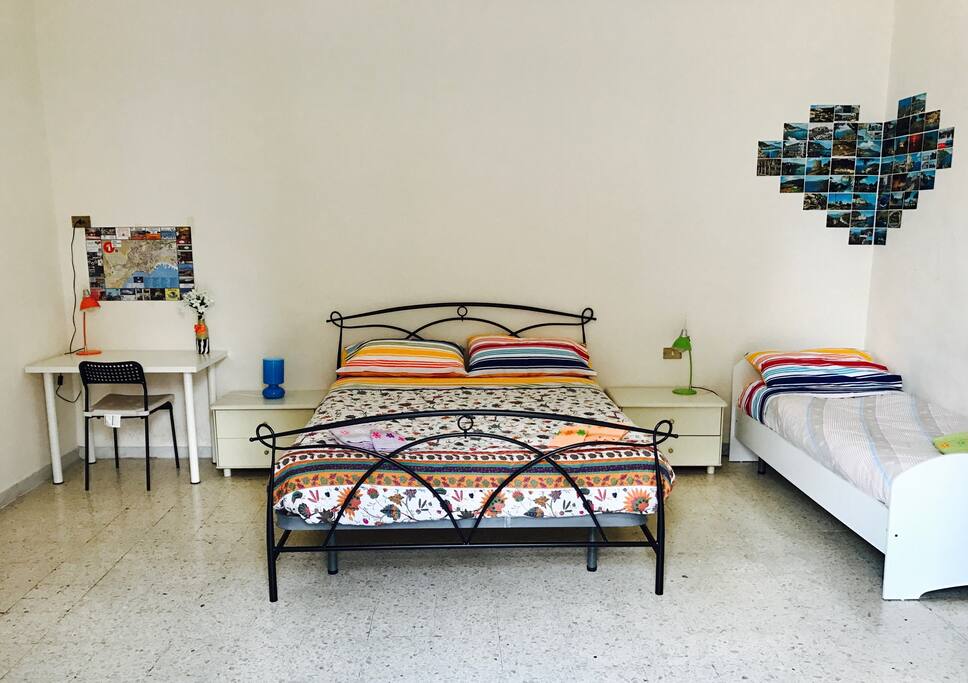 Camera grande con balcone e con tre posti letto.