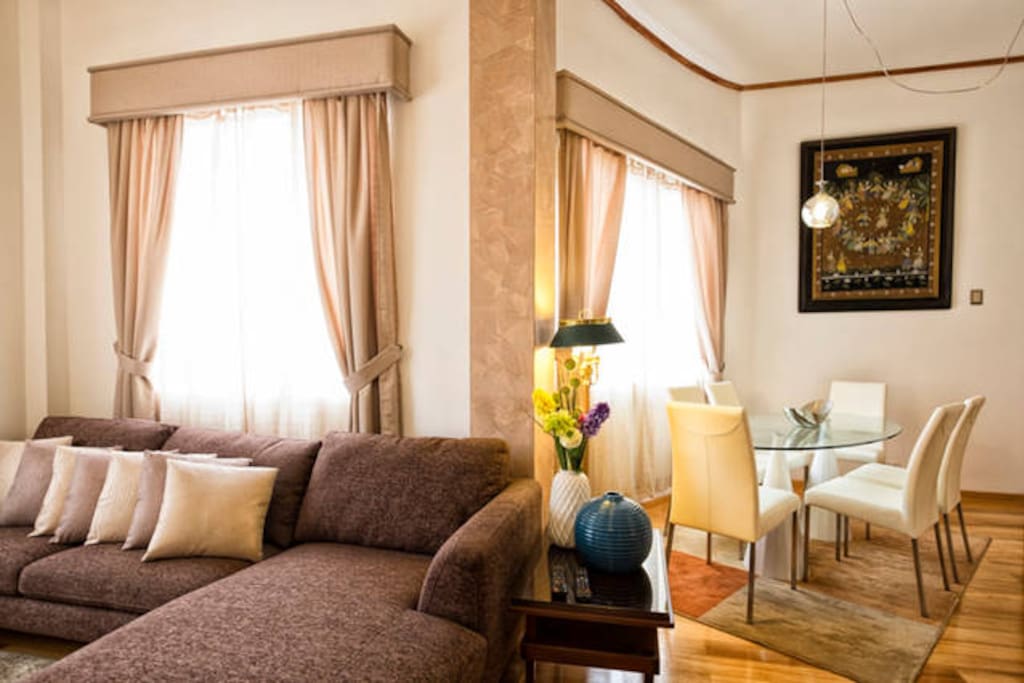 otro Angulo de la sala, con las ventanas, grandes y modernas.