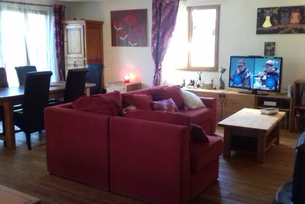 La pièce à vivre: Tv (canalsat), Lecteur DVD, canapé convertible, table 6 à 8 personnes