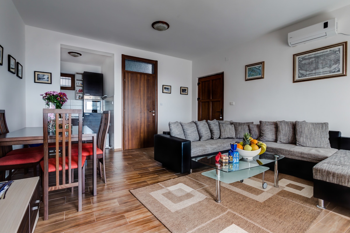 יש מזגנים בתוך הווילה, כך שהאורחים שמעדיפים להישאר בבית יכולים להתאים את הטמפרטורה לפי ההעדפות שלהם. 