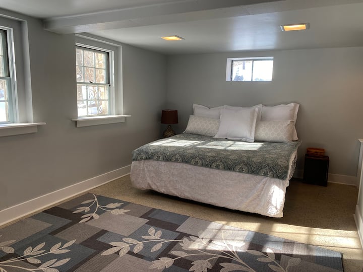 Dit grote slaapgedeelte is beneden met gordijnen van de trap en kan worden geconfigureerd voor 2 eenpersoonsbedden of 1 kingsize bed. Kan ook geschikt zijn voor een extra luchtbed indien gewenst. 