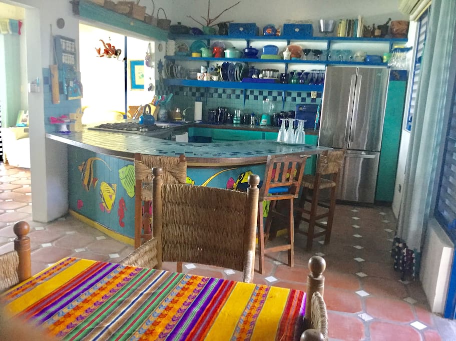 Cocina abierta y totalmente equipada/ open and completely equipped kitchen