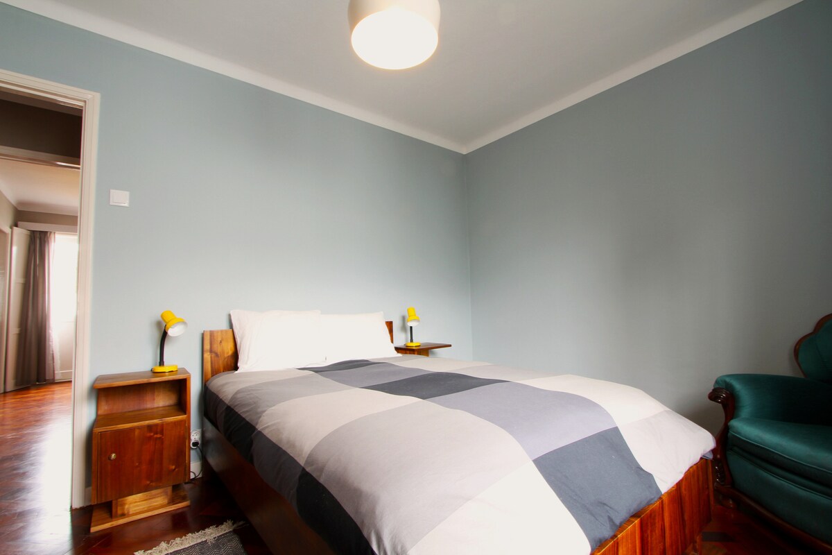 一楼宽敞的第二间卧室，旁边有一间浴室。床很舒适。