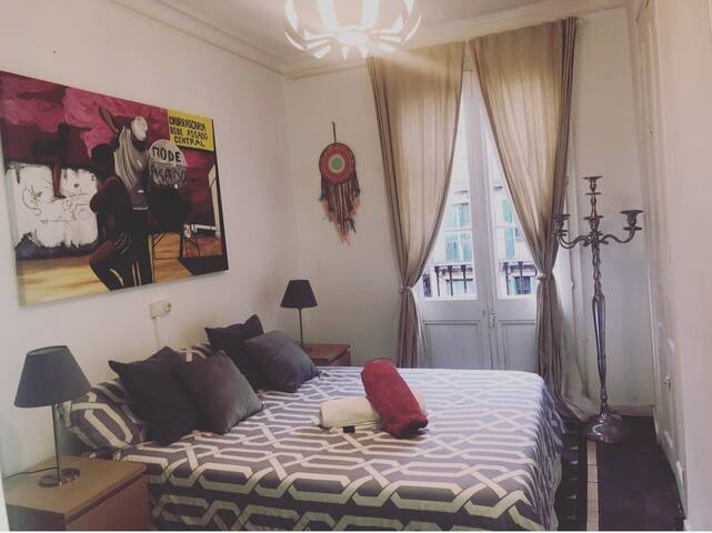 Big nice room  with balcony !!!metro urgel