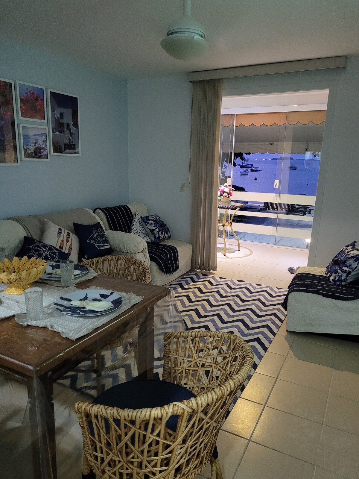 Sala de estar con balcón entrelazado y vistas al mar.