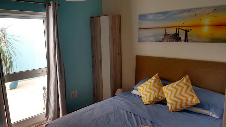 Una habitación muy cómoda con aire acondicionado y patio.