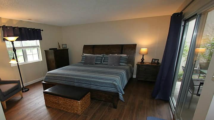 habitación principal en el nivel superior con baño privado y que conduce a la terraza