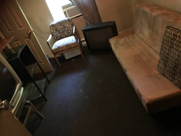 هذه هي غرفة النوم الثانية في الطابق الأول. يحتوي على نفس نوع سرير الأريكة الفوتون. سيكون معه أيضًا ملاءات وغطاء. سيكون هناك تلفزيون واحد فقط في هذه الغرفة أو في غرفة المعيشة حيث توجد الأريكة السوداء.